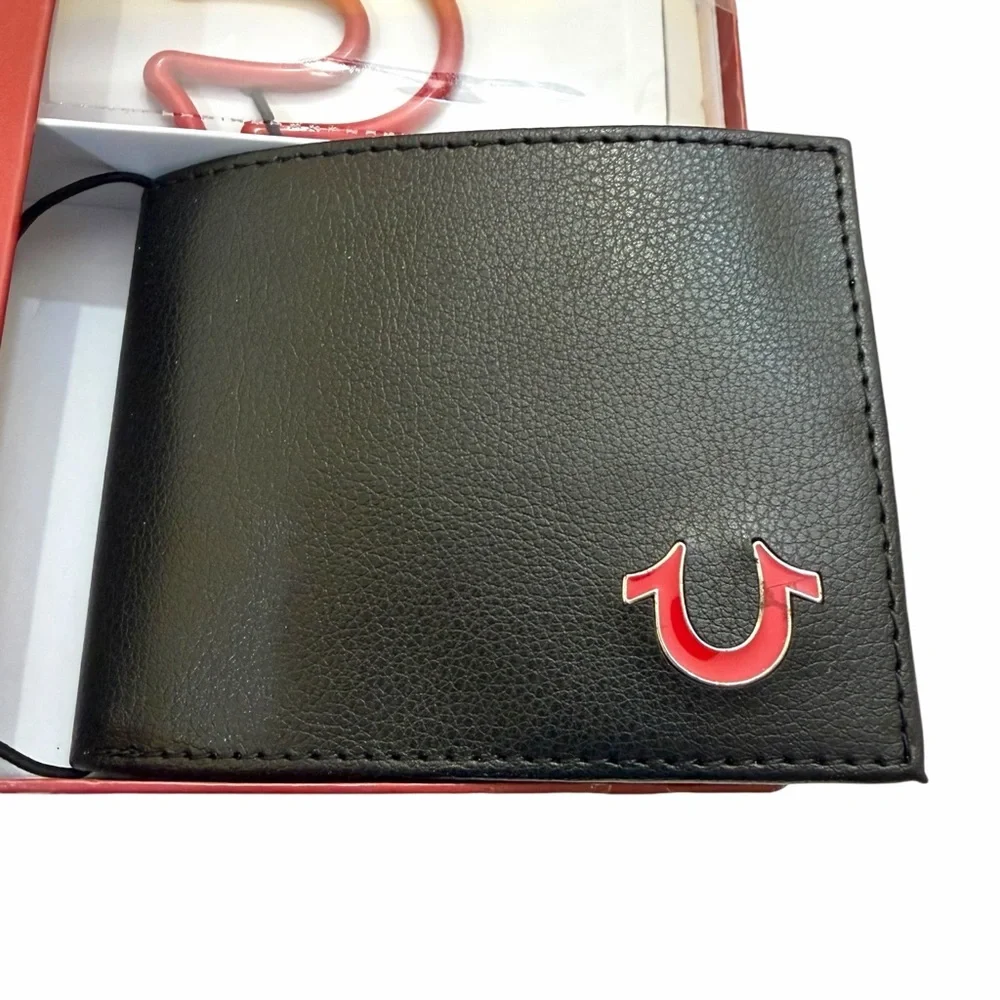 NIB True Religion Men’s Black Leather Bifold Wallet Red Horseshoe Carabiner Set